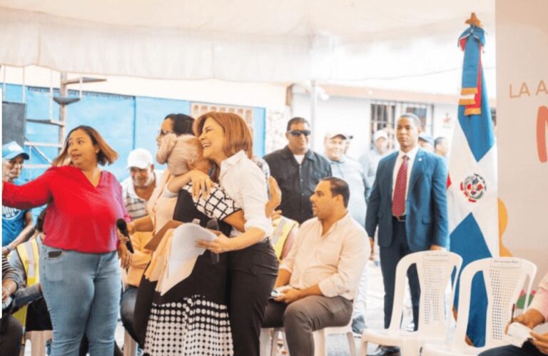 Alcaldesa Carolina Mejía lleva soluciones a mujeres de Capotillo
