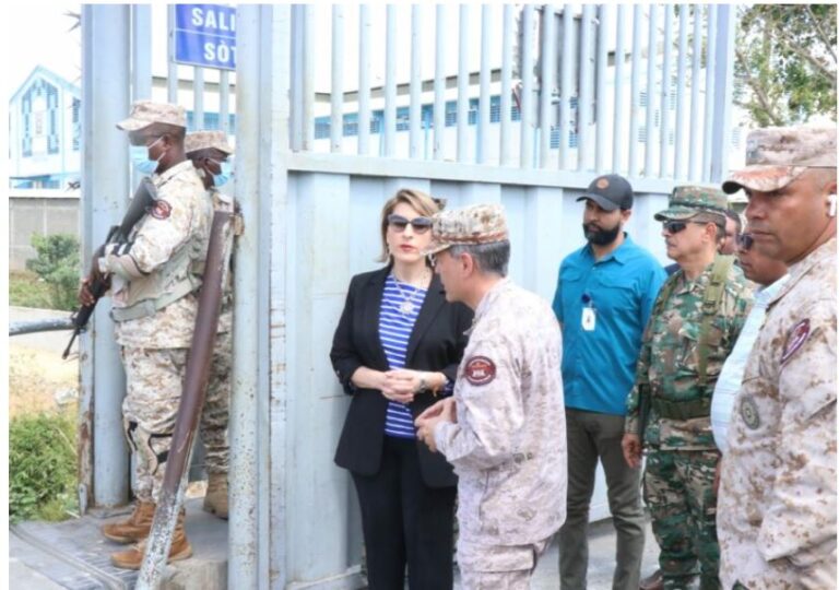Subsecretaría de Estado de EE.UU. y militares americanos recorren la frontera