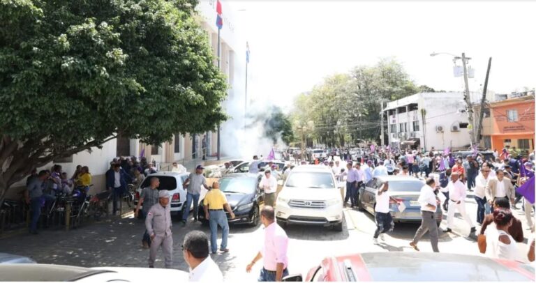 Disturbios frente al Palacio de Justicia: se enfrentan Policía y militantes del PLD