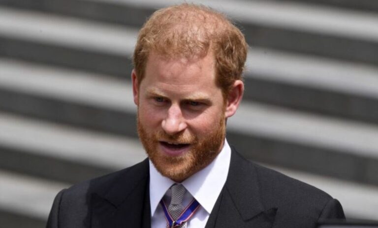 El príncipe Enrique aparece por sorpresa en vista judicial contra diario en Londres