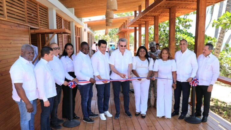 Presidente inaugura reconstrucción de dos plazas de vendedores en playa Guayacanes, con una inversión superior a RD 143 millones