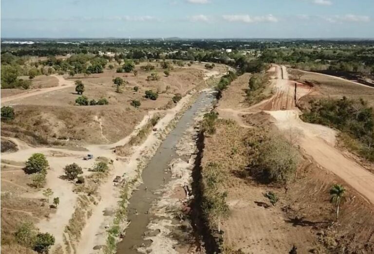 Extracción de arena por haitianos en el río Masacre provoca grandes daños ambientales, afectará cientos de productores agrícolas en Dajabón y Montecristi