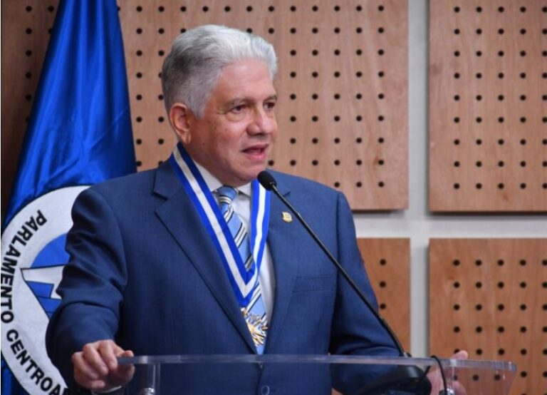 Condecoran al presidente del Senado, Eduardo Estrella, con la Medalla al Mérito Centroamericano