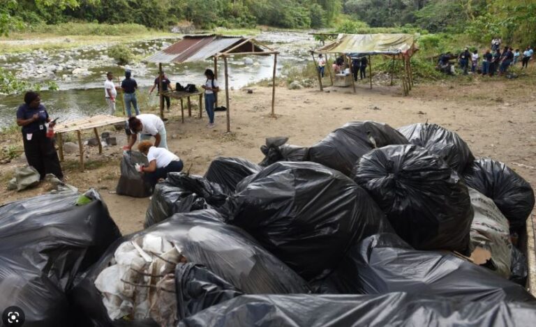 Voluntariado CAASD realiza limpieza en el río Isa