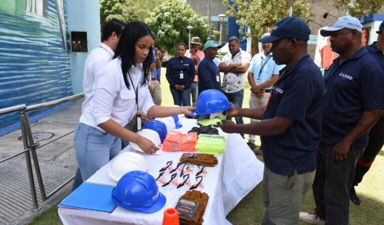 Colaboradores CAASD reciben equipos para protección personal