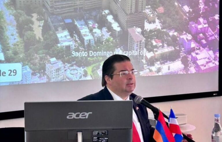 Hans Danenberg Castellanos, embajador de RD en Armenia brindó conferencia en “Universidad RAU”