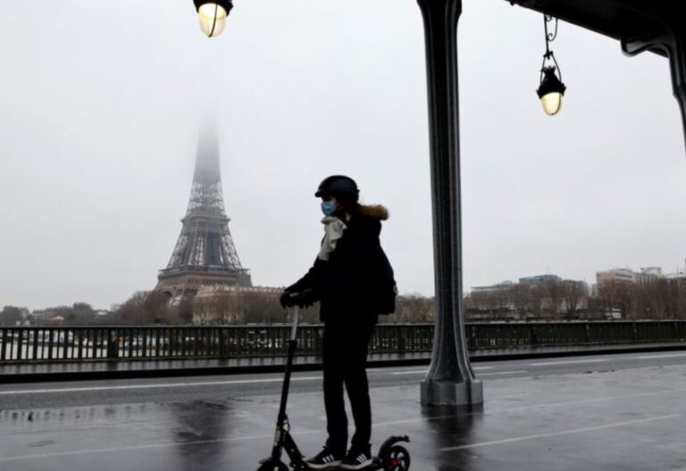 París vota si prohibe los monopatines eléctricos de alquiler