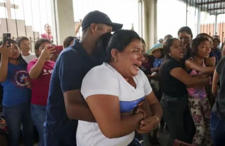 Familiares despiden a migrantes en Guatemala y Honduras
