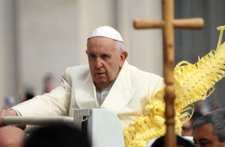 El papa agradece las oraciones por su salud tras presidir la misa de Ramos