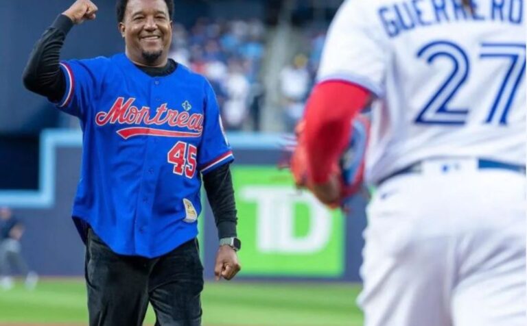 Pedro Martínez lanza primera bola, su ahijado Vladimir Guerrero Jr recibe lanzamiento