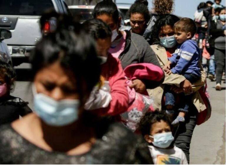 Perú impide la entrada a decenas de migrantes, la mayoría venezolanos