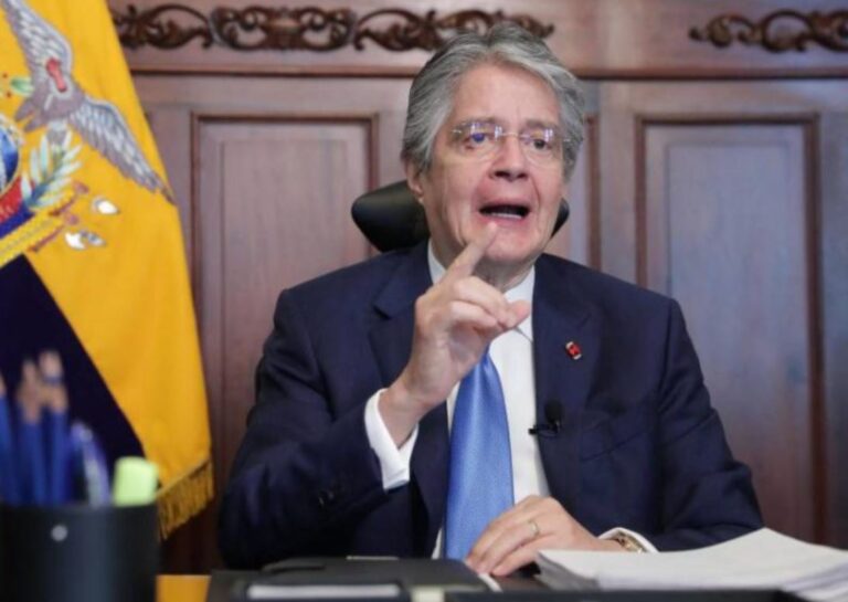 Presidente de Ecuador dice enfrentará juicio político ante Congreso