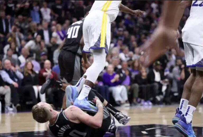 NBA suspende a Draymond Green por pisar a Sabonis