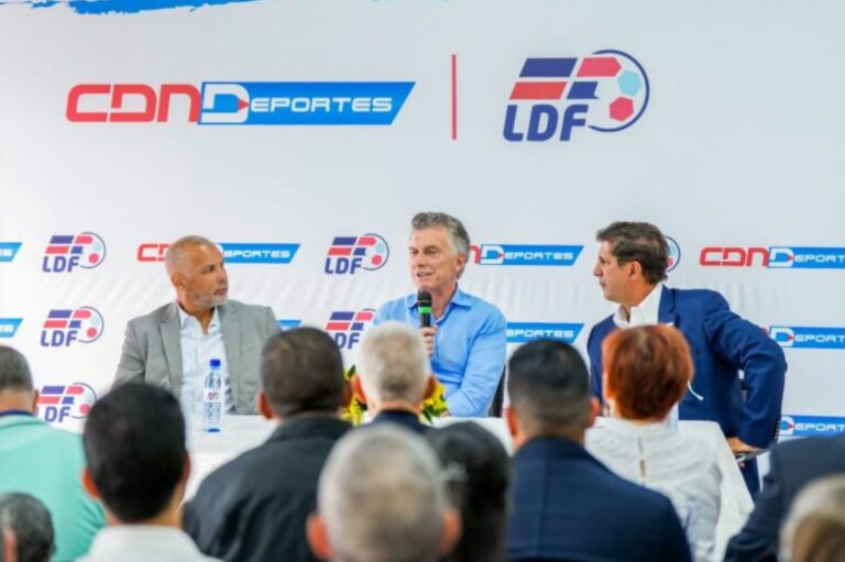 Mauricio Macri visita la Liga Dominicana de Fútbol