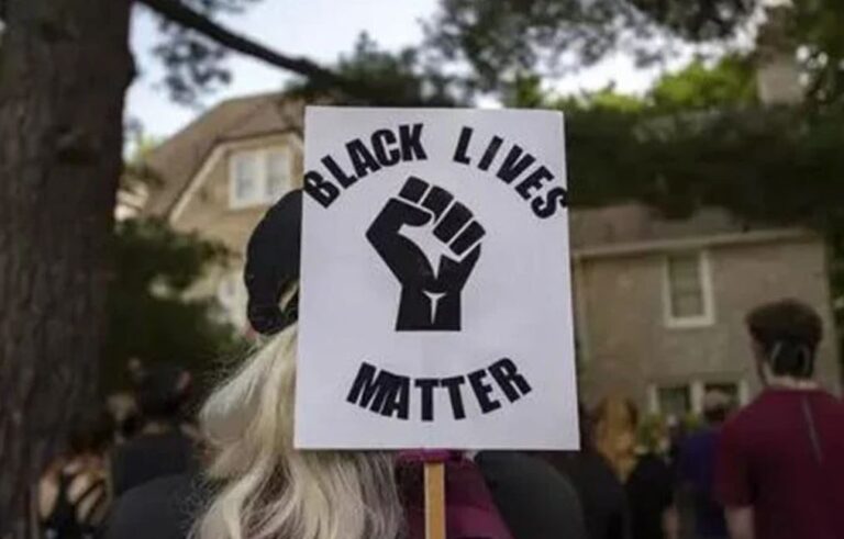 La familia de un joven negro de 16 años tiroteado el pasado jueves en Kansas pide «justicia»