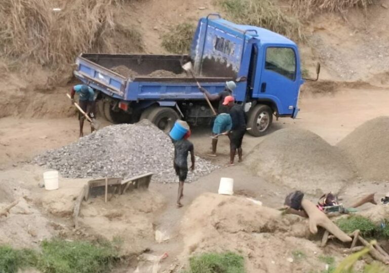 Río Masacre en Peligro; Haitianos extraen camiones de arena del afluente