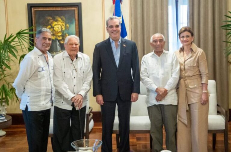 Luis Abinader se reúne con Rafael Solano, Fernando Casado y Niní Cáffaro en Palacio Nacional