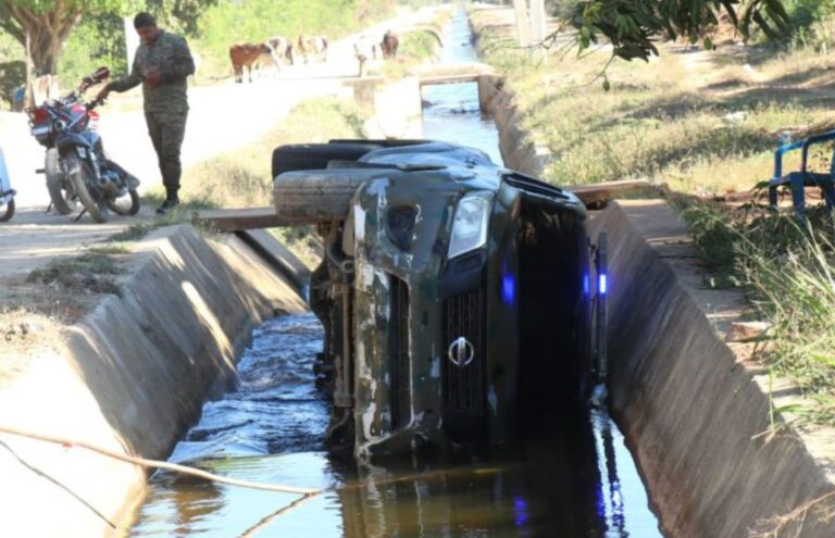 Vehículo del Ejército cae dentro de un canal cuando perseguía traficantes haitianos en Dajabón
