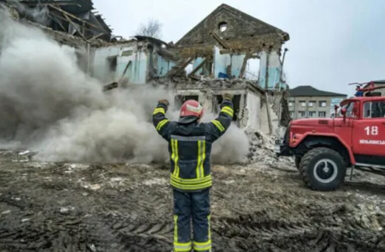 Bombardeos a Ucrania en fin de semana matan 7