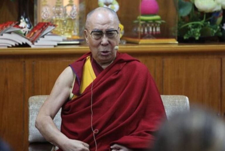 El dalái lama se disculpa tras pedir a un niño que “chupe su lengua” durante un evento