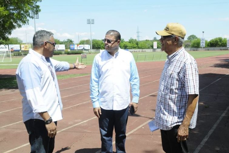 Ministro Camacho anuncia inicio de remozamiento de la pista de atletismo de Moca