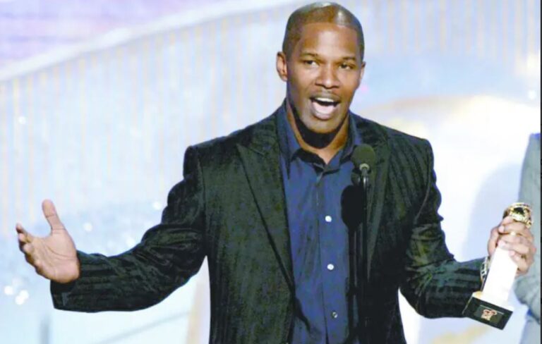 Actor Jamie Foxx se recupera en su casa, según familiares