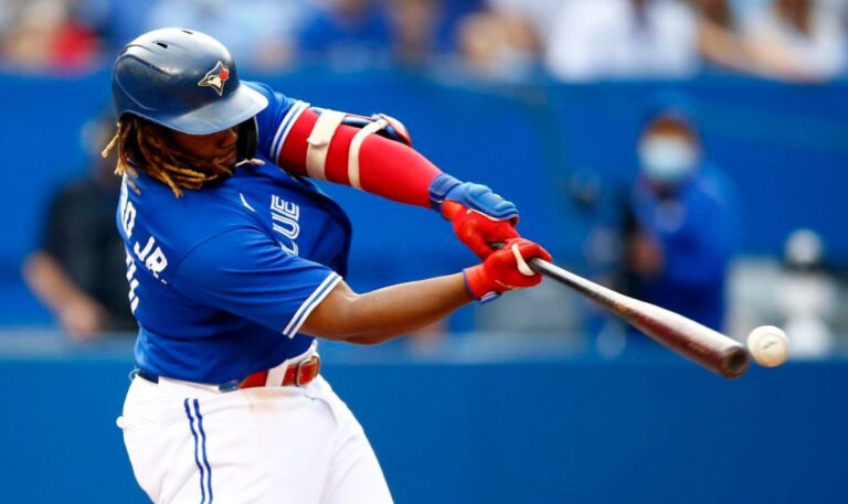 Vladimir Guerrero Jr. remolca dos carreras y Azulejos barren su serie ante los Bravos