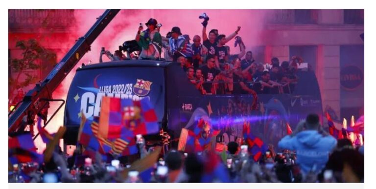 Cerca de 80,000 personas celebran Barcelona victoria de sus escuadras en La Liga