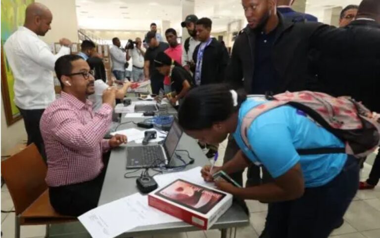 UASD entrega tabletas electrónicas a estudiantes