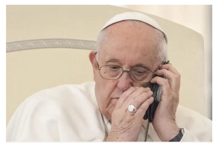 El papa usa teléfono celular en medio de audiencia, recibe a sobrevivientes de abusos