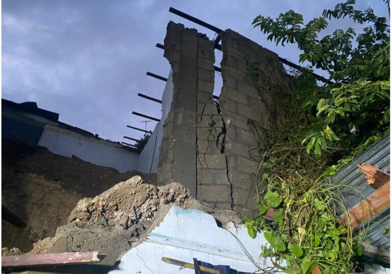 Lluvias provocan derrumbe de dos viviendas en el Abanico de Herrera