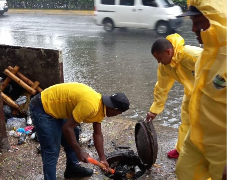 Brigadas de la Alcaldía del DN se mantienen en las calles para evitar incidencias por vaguada