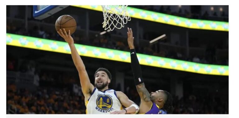Thompson anota 30, Warriors aplastan a Lakers y empatan serie