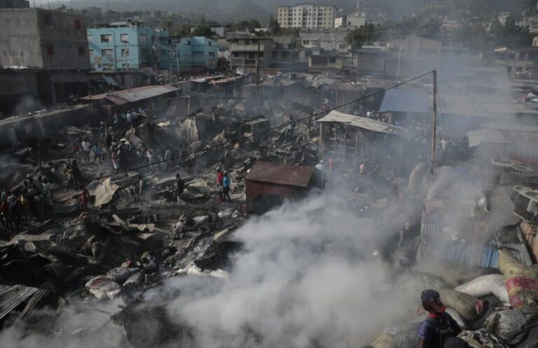 Un mercado público es devastado por un incendio en Haití