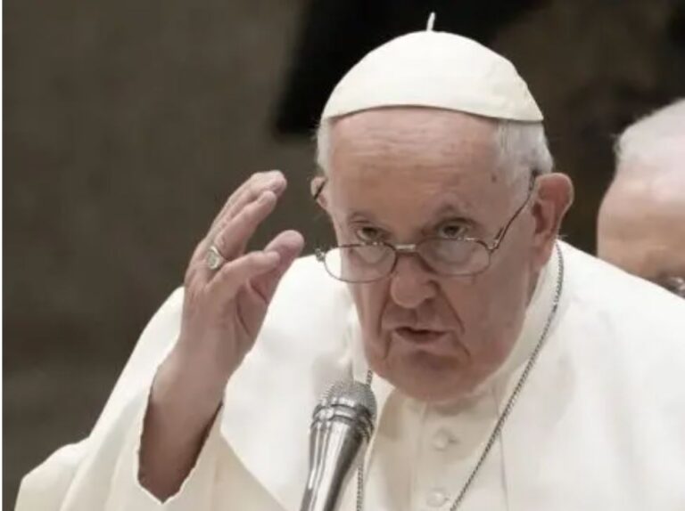El papa pide a empresarios moderación en sus beneficios