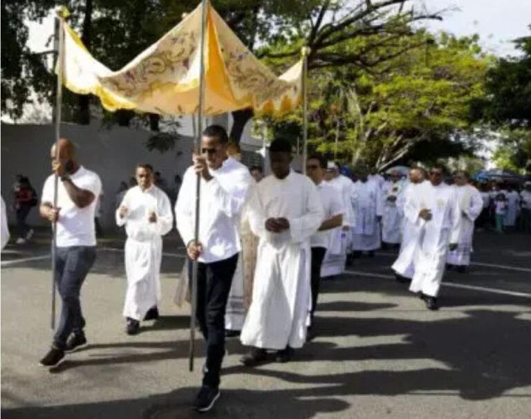Feligreses Católicos celebran Corpus Christi; llaman a acercarse al pueblo