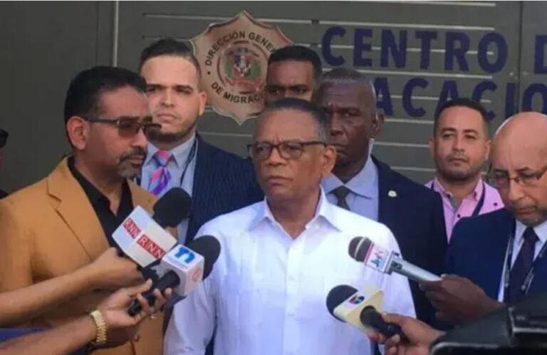 Venancio Alcántara barre con personal de Migración en Centro de Retención de Haina