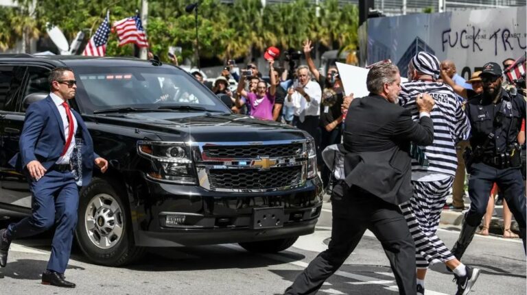 Hombre detenido por cruzarse en camino de Trump con cartel de “Enciérrenlo»- Valió la pena