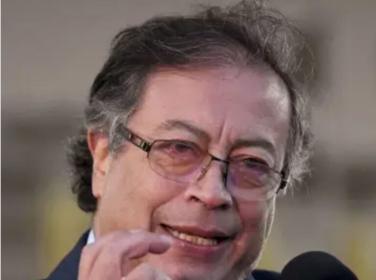 Petro desmiente versión de revista sobre dinero y asegura que buscan difamarlo