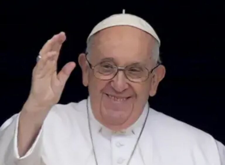 El papa reaparece ante los fieles tras su operación y agradece “de corazón” el afecto