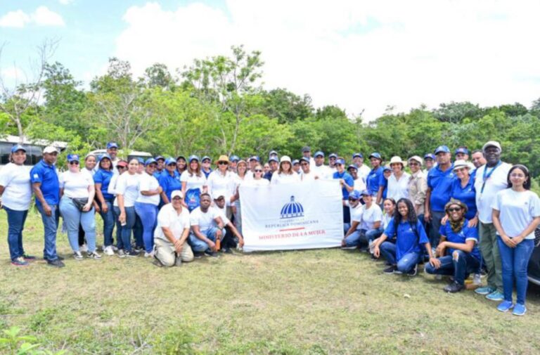 Ministerio de la Mujer siembra 2,200 plantas durante Plan Nacional de Reforestación