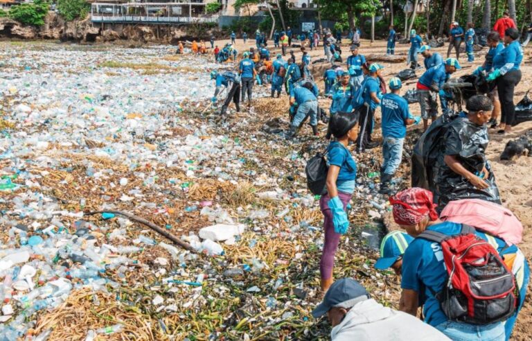 Alcaldía del DN, MOPC, Medio Ambiente y la Armada trabajan en limpieza Playa de Montesinos