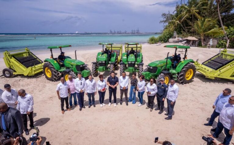 Ministro de Turismo entrega equipos para limpieza de playas a un costo de RD$50 millones