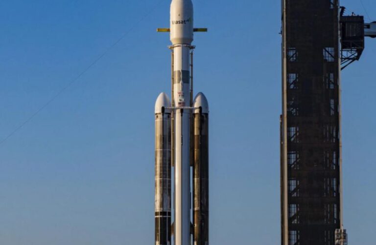 SpaceX lanza cohete Falcon 9 con 22 satélites Starlink de segunda generación