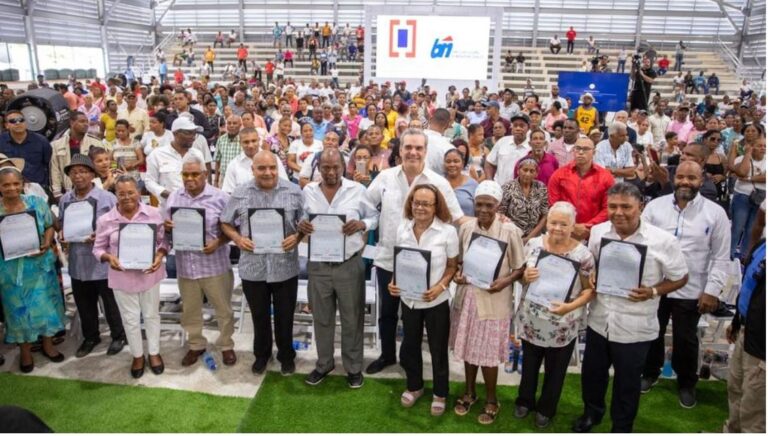 Presidente Abinader entrega 2,401 certificados de título en La Ciénaga, de un total de 3,366