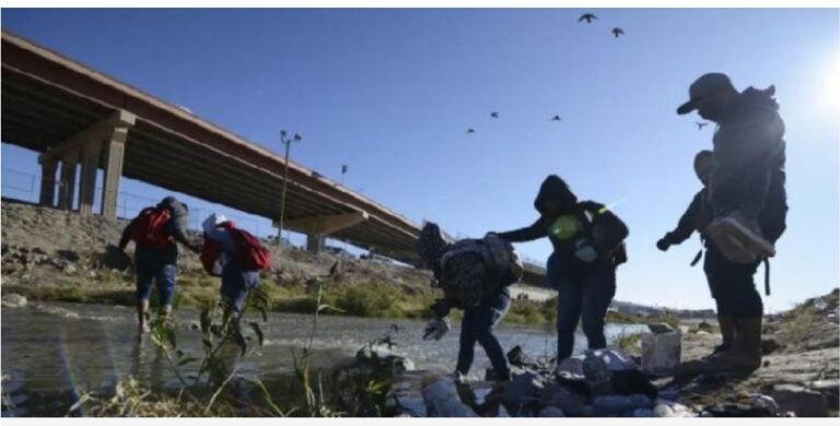 California amenaza con acciones legales por vuelos con migrantes