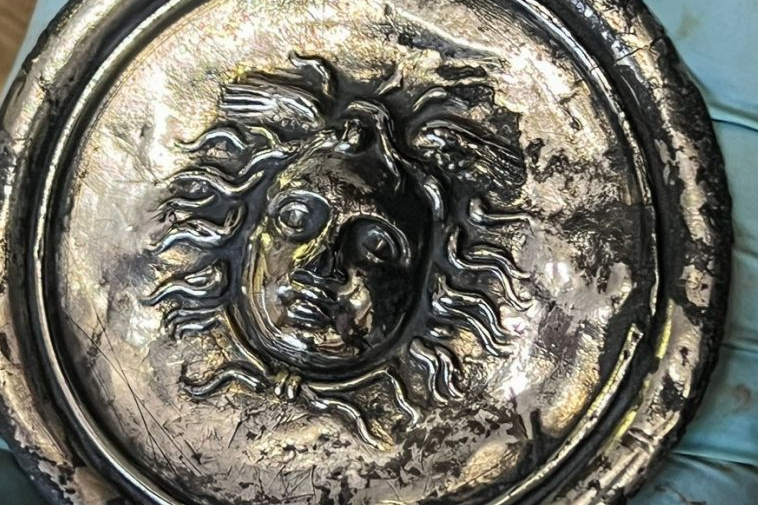 Encuentran objeto de plata con la cabeza de Medusa