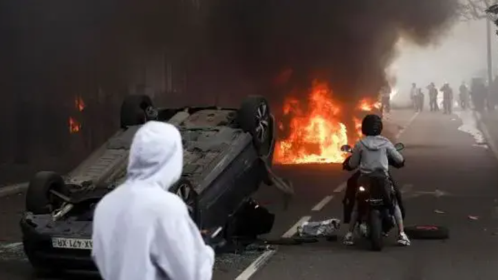 La marcha por el chico muerto a tiros de la policía en Nanterre degenera en disturbios