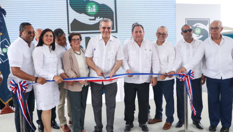Presidente Abinader entrega remozado hospital de Villa Tapia, inaugura sede de INFOTEP especializada en turismo y centros comunales