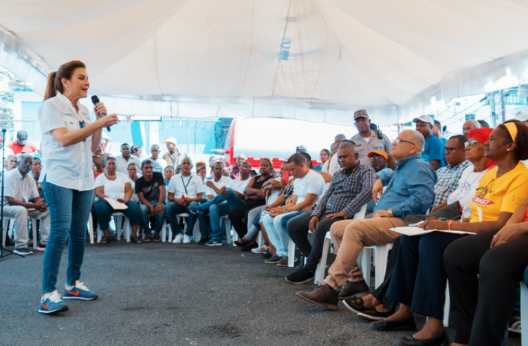 Carolina Mejía se reúne con comunitarios de Los Guandules